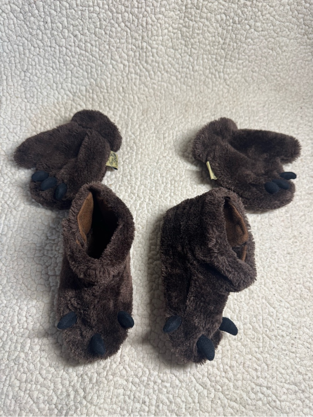 Bass Pro Shop Baby Toddler Plush Bear Paw Slippers and matching mittens Brown